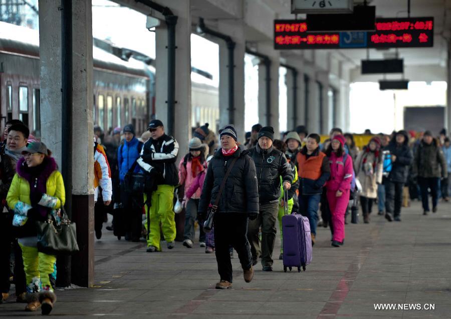 Passengers prepare to board a train at the Harbin Railway Station in Harbin, capital of northeast China's Heilongjiang Province, Jan. 26, 2013. The 40-day Spring Festival travel rush started on Saturday. The Spring Festival, which falls on Feb. 10 this year, is traditionally the most important holiday of the Chinese people. It is a custom for families to reunite in the holiday, a factor that has led to massive seasonal travel rushes in recent years as more Chinese leave their hometowns to seek work elsewhere. Public transportation is expected to accommodate about 3.41 billion travelers nationwide during the holiday, including 225 million railway passengers, (Xinhua/Wang Song) 