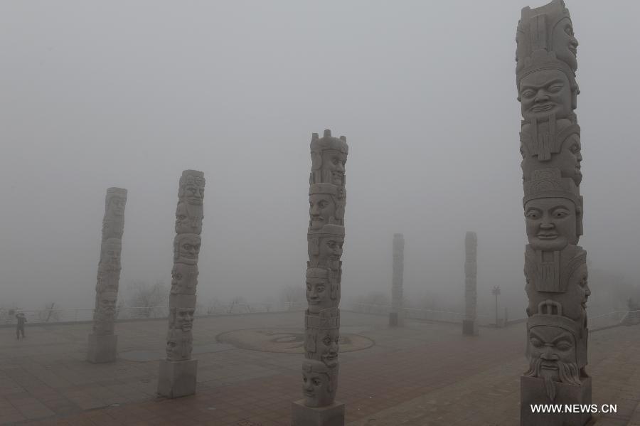 A cultural square is shrouded in heavy fog in Nanchang, capital of east China's Jiangxi Province, Jan. 26, 2013. (Xinhua/Song Zhenping) 