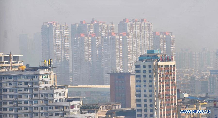 Buildings are shrouded by fog in Changsha, capital of central China's Hunan Province, Jan. 27, 2013. Local meteorological observatory issued a yellow alert for heavy fog on Sunday. (Xinhua/Long Hongtao)