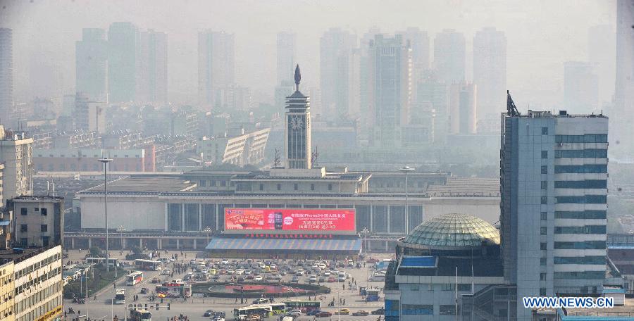 The buildings of the railway station in Changsha are shrouded by fog in Changsha, capital of central China's Hunan Province, Jan. 27, 2013. Local meteorological observatory issued a yellow alert for heavy fog on Sunday. (Xinhua/Long Hongtao)