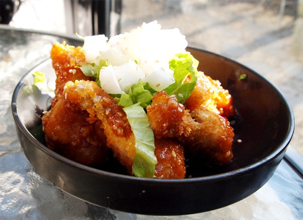 The piquant chicken wings are topped with little cubes of lightly pickled white radish that are pleasantly refreshing. (Photo by Pauline D. Loh/China Daily)