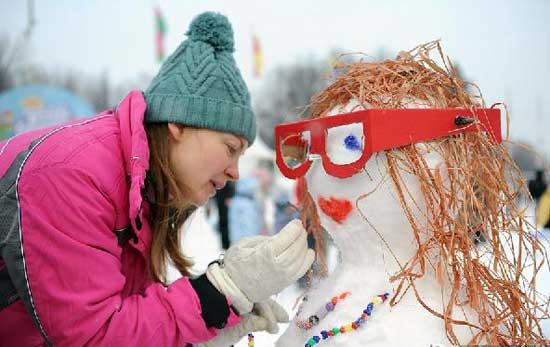 Russians are getting their creative caps on to enjoy the long-lasting wintertime. Three days of continuous snowfall in Moscow provides plenty of raw material for a snowman building competition, where families are turning thick snow on the ground into fine pieces of art. (cntv)