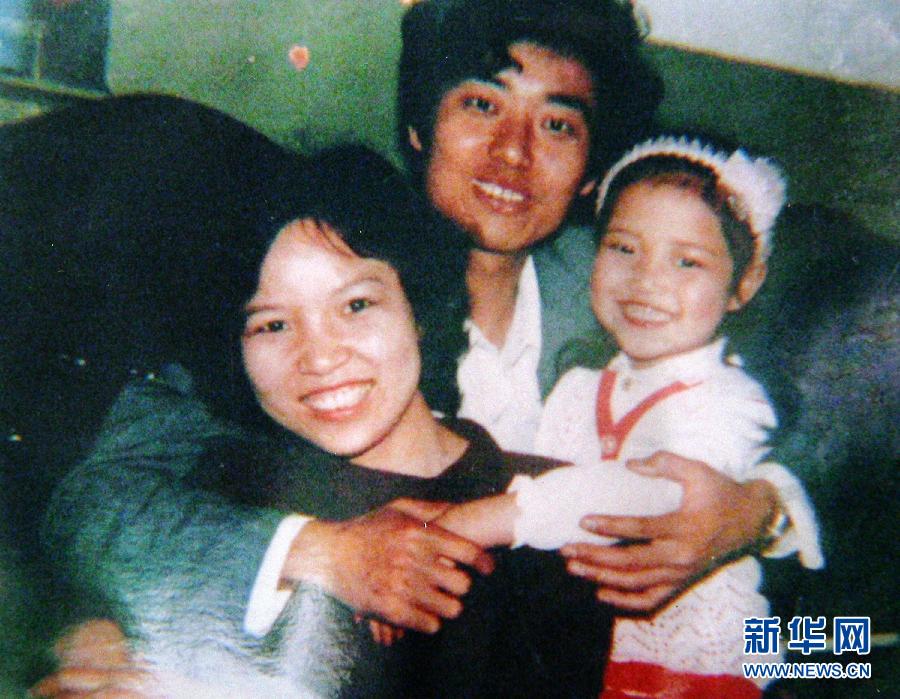 Photo reproduced from an old photo shows six-year-old Li Na with her parents. (Xinhua/Zhou Guoqiang)