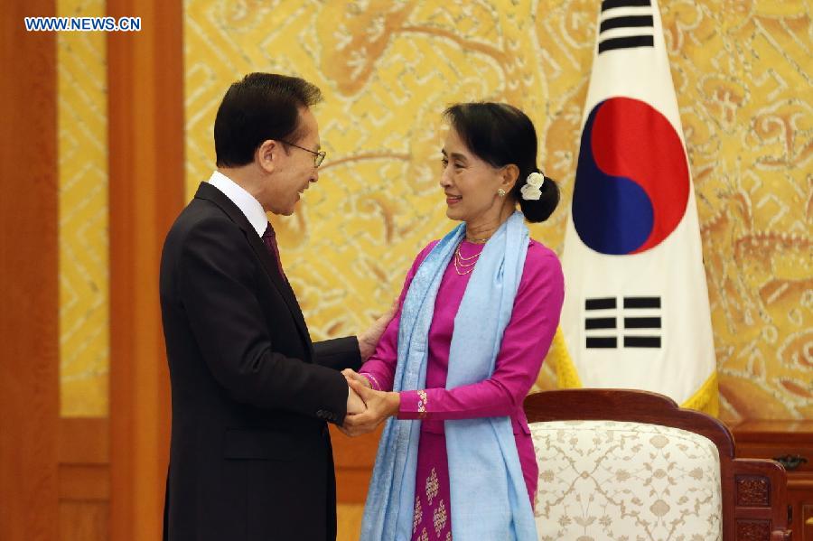 Visiting Myanmar opposition leader Aung San Suu Kyi (R) shakes hand with South Korean President Lee Myung-Bak during their meeting in the presidential Blue House in Seoul on January 29, 2013. Myanmar opposition leader Aung San Suu Kyi is on a five-day visit to South Korea. (Xinhua)