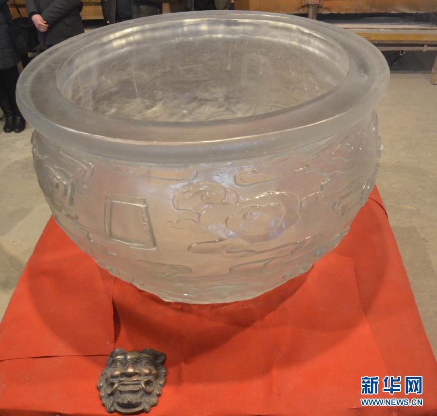 Photo taken on Jan. 29, 2013 shows the largest glass bowl in the world in Qinhuangdao, Hebei province. (Xinhua/Cui Lisheng)