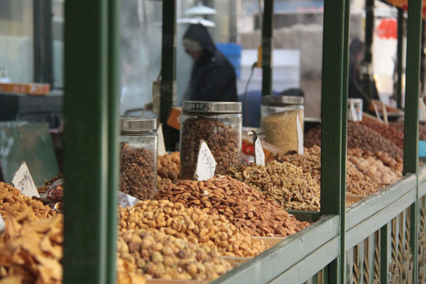 Food counters with various local nuts inside a store on Central Street in Harbin, northeast China's Heilongjiang Province, on December 17, 2012. [Photo: CRIENGLISH.com] 
