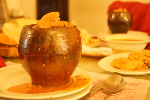 Canned stewed beef in a Russian-style restaurant in Harbin, northeast China's Heilongjiang Province, on December 17, 2012. [Photo: CRIENGLISH.com] 