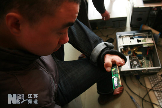 artikel-populer.blogspot.com - Hebat : Pemuda Di China Perbaiki Komputer Dengan Kaki ( + Gambar )