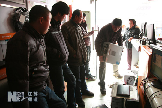 artikel-populer.blogspot.com - Hebat : Pemuda Di China Perbaiki Komputer Dengan Kaki ( + Gambar )