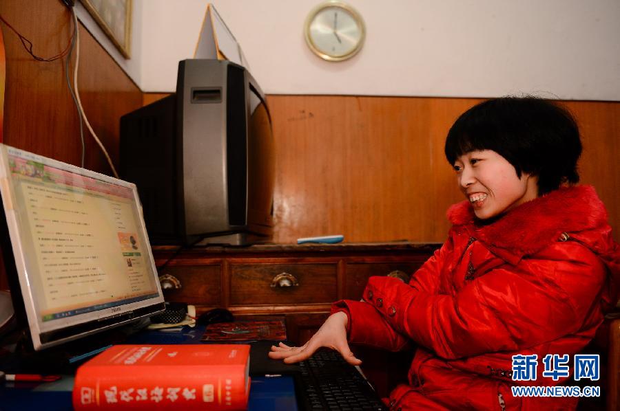 Photo taken on Jan 25, 2013 shows Liu Xiaolin sitting in front of her computer. (Xinhua/Guo Xulei)