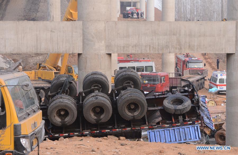 Photo taken on Feb. 1, 2013 shows the fallen vehicles at the accident locale where an 80 meter-long section of an expressway bridge collapsed due to a truck explosion in Mianchi County of Sanmenxia City in central China's Henan Province.(Xinhua/Zhao Peng)