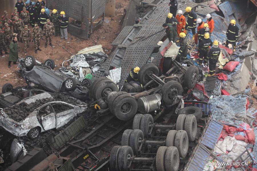 Rescuers work at the accident site where an 80-meter-long section of an expressway bridge collapsed due to a truck explosion in Mianchi County, Sanmenxia, central China's Henan Province, Feb.1, 2013. (Xinhua/Zhang Xiaoli)