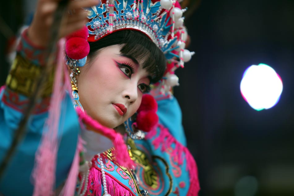 A students of an art school prepares for a traditional local opera show in Dongqin village of Putian city of Fujian province on Jan. 26, 2013. (Xinhua/Lin Jinbing)