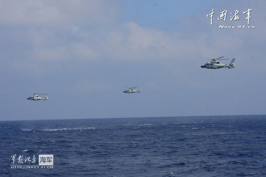 Three ship-borne helicopters are in antisubmarine training. (China Military Online/Ding Zengyi and Wang Lingshuo)