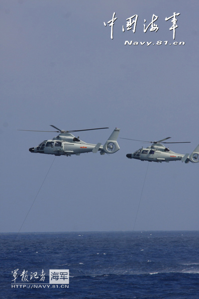 Two ship-borne helicopters are in antisubmarine training. (China Military Online/Ding Zengyi and Wang Lingshuo)