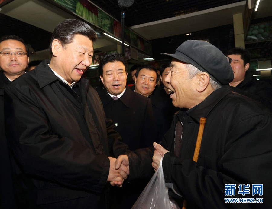 Xi Jinping (2nd, L), general secretary of the Central Committee of the Communist Party of China (CPC) and also chairman of the CPC Central Military Commission, talks with an old man as he visits a local vegetable market in Lanzhou, capital of northwest China's Gansu Province, Feb. 4, 2013. Xi Jinping visited villages, enterprises and urban communities, chatting with impoverished villagers and asking about their livelihood during an inspection tour to Gansu from Feb. 2 to 5. During his visit, Xi also extended Spring Festival greetings to all Chinese people as the Spring Festival, or the Chinese Lunar New Year, approaches. (Xinhua/Lan Hongguang)