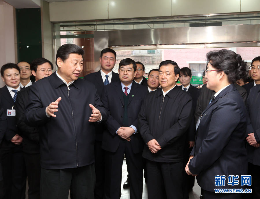 Xi Jinping, general secretary of the Central Committee of the Communist Party of China (CPC) and also chairman of the CPC Central Military Commission, talks with community workers in the Xihu Street of Qilihe District in Lanzhou, capital of northwest China's Gansu Province, Feb. 4, 2013. Xi Jinping visited villages, enterprises and urban communities, chatting with impoverished villagers and asking about their livelihood during an inspection tour to Gansu from Feb. 2 to 5. During his visit, Xi also extended Spring Festival greetings to all Chinese people as the Spring Festival, or the Chinese Lunar New Year, approaches. (Xinhua/Lan Hongguang)