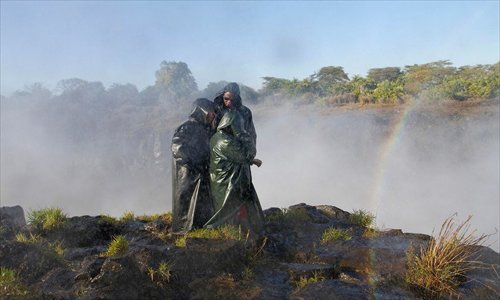 Photographer takes stunning snap of a half-circle rainbow above Victoria Falls, Zimbabwe. (Photo source:huanqiu.com) 