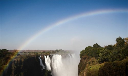 Photographer takes stunning snap of a half-circle rainbow above Victoria Falls, Zimbabwe. (Photo source:huanqiu.com)