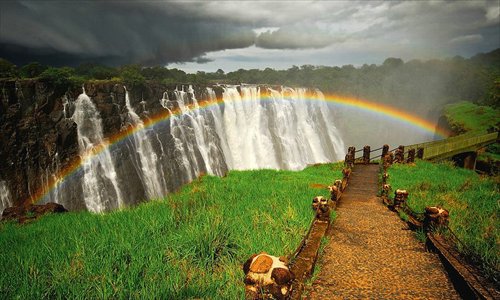 Photographer takes stunning snap of a half-circle rainbow above Victoria Falls, Zimbabwe. (Photo source:huanqiu.com)