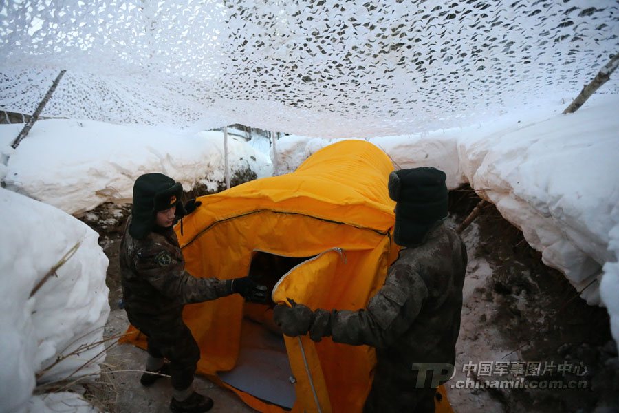 The officers and men are pitching an air tent in the bunker. (China Military Online/Fan Qinghe, Yang Zaixin and Zhang Lei)