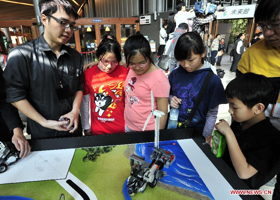 Visitors look at a robot made with LEGO blocks in a newly inaugurated robot pavilion at Taipei Expo Park in Taipei, southeast China's Taiwan, Feb. 6, 2013. The robot pavilion was inaugurated Wednesday at the Xinsheng Park of Taipei Expo Park. The facility features 60 robotic exhibits. (Xinhua/Wu Ching-teng) 