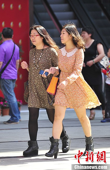 People go out in summer dress in Hainan on Feb. 6, 2013. The temperature of Hainan province rose to 30 degrees Celsius. People and travelers felt a different hot winter here. (Photo/Chinanews)
