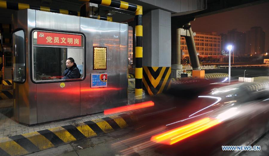 A car moves through a toll gate of highway in Changsha, capital of central China's Hunan Province, on Feb. 9, 2013. The highways in China will be toll-free for passenger cars from 0:00 on Feb. 9 to 24:00 on Feb. 15 when most Chinese will go home for the Spring Festival and return to work. (Xinhua/Li Ga) 