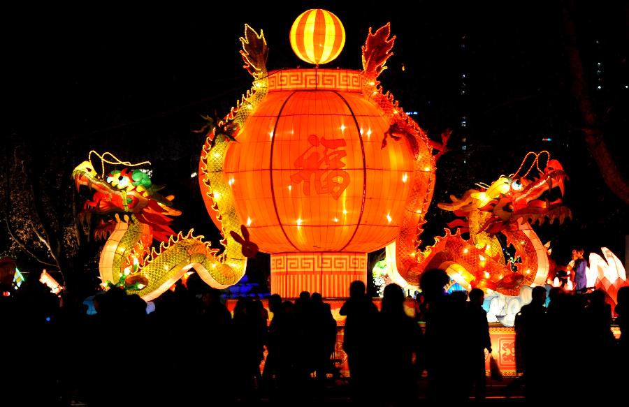 Visitors view the lanterns during a lantern show held to celebrate the Spring Festival, or the Chinese Lunar New Year, in Zhengzhou City, capital of central China's Henan Province, Feb. 12, 2013. (Xinhua/Zhu Xiang)