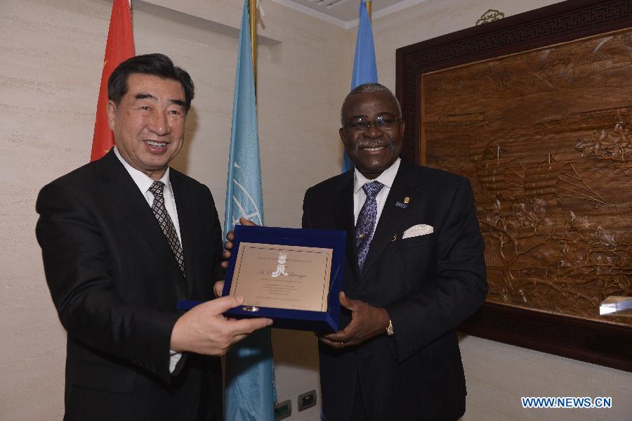 Kanayo F. Nwanze (R), president of the International Fund for Agricultural Development (IFAD), presents award to Chinese Vice Premier Hui Liangyu during the 36th Governing Council of IFAD in Rome, Italy, Feb. 13, 2013. (Xinhua/Liu Yu) 