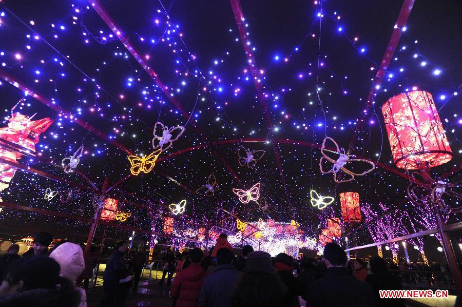 Visitors view the lanterns during a lantern show held to celebrate the Spring Festival, or the Chinese Lunar New Year, in Suzhou, east China's Jiangsu Province, Feb. 13, 2013. (Xinhua/Hang Xingwei)