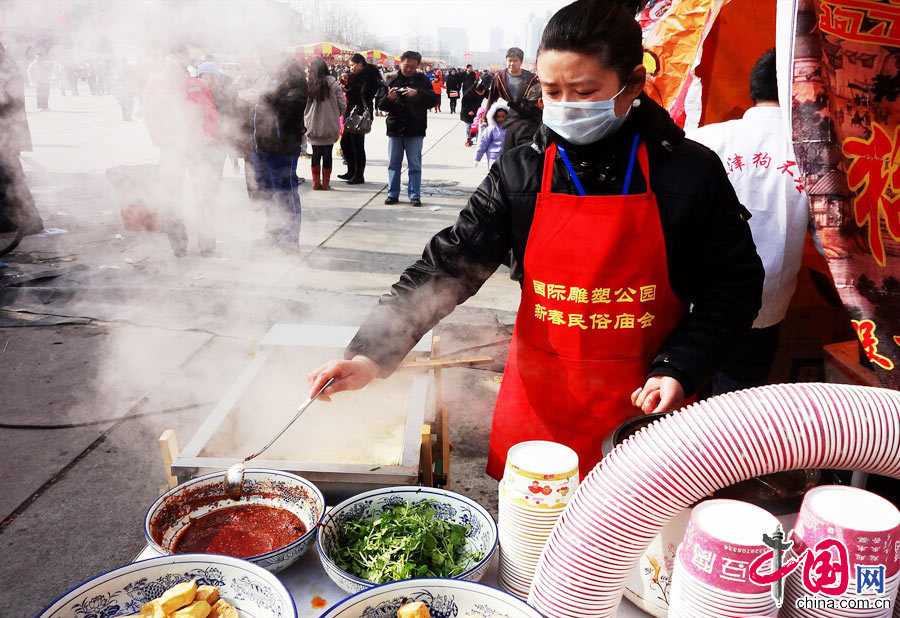 The public swarm to Beijing International Sculpture Park to taste the traditional New Year food and watch the traditional performances at a temple fair held from Feb. 10 to 16, 2013.  (Photo/China.org.cn)
