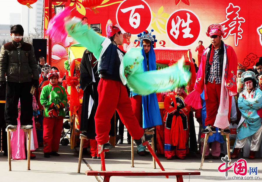 The public swarm to Beijing International Sculpture Park to taste the traditional New Year food and watch the traditional performances at a temple fair held from Feb. 10 to 16, 2013.  (Photo/China.org.cn)