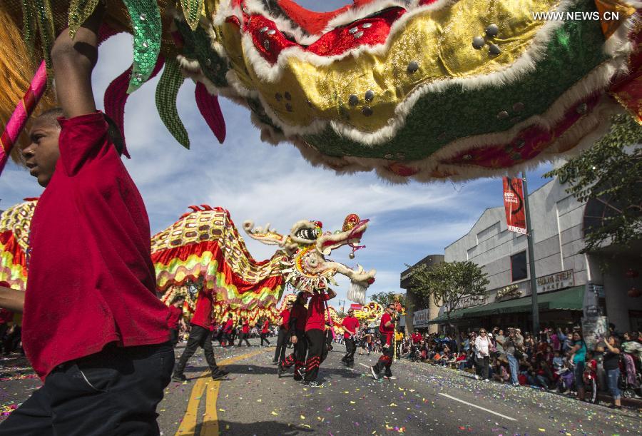 Dragon dancers perform during the 114th annual Chinese New Year "Golden Dragon Parade" in the streets of Chinatown in Los Angeles, the United States, Feb. 16, 2013. (Xinhua/Zhao Hanrong) 