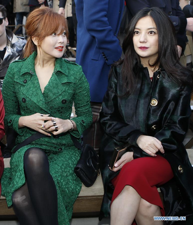 Actress Zhao Wei and South Korean actress Kim Hee-sun sit in the front row for the Burberry Prorsum Autumn/Winter 2013 Womenswear Show at Kensington Gardens during London Fashion Week in London, Britain, on Feb. 18, 2013.(Xinhua/Wang Lili) 