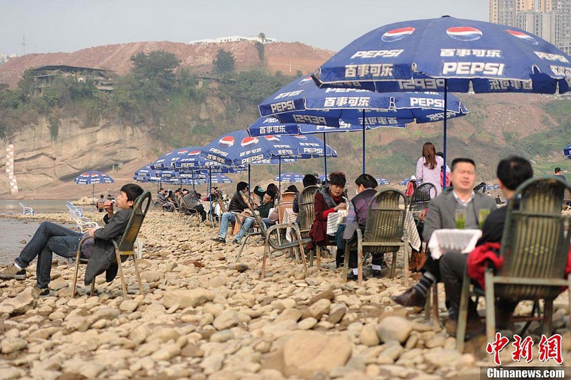 The exposed riverbed provides local residents with a good place for recreation.(Photo/Xinhua)
