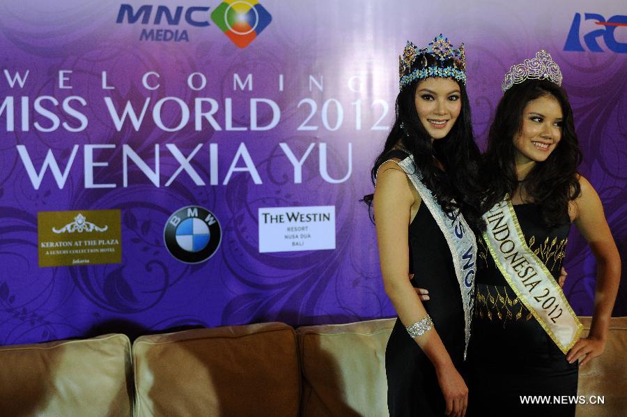 Miss World 2012 Yu Wenxia (L) of China and Miss Indonesia 2012 Ines Putri pose for photos during a welcoming press conference at Plaza Indonesia in Jakarta, Indonesia, Feb. 19, 2013. Yu Wenxia arrived in Indonesia as a guest of honour at the crowning of Miss Indonesia 2013 beauty pageant, which will be held Wednesday. (Xinhua/Veri Sanovri) 