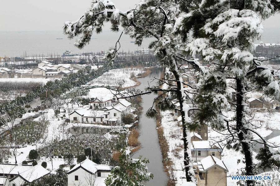 Photo taken on Feb. 19, 2013 shows the snow scene by the Yangtze River in Nantong, east China's Jiangsu Province, Feb. 19, 2013. Many cities in eastern and central China received snowfall on Feb. 19. (Xinhua/Xu Congjun)