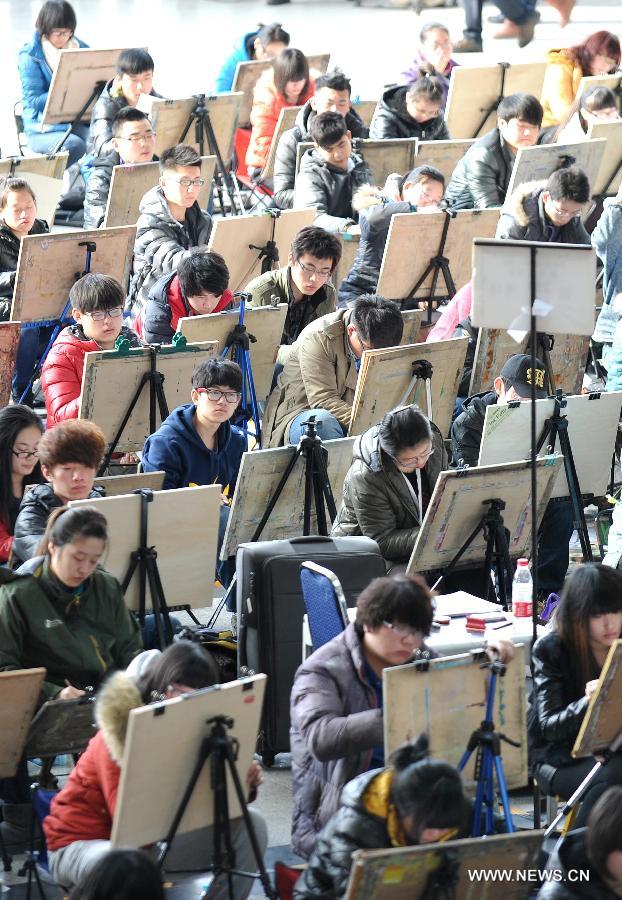 Candidates of Shandong University of Art and Desgin sit for painting examination at Jinan Shungeng International Exhibition Center in Jinan, capital of east China's Shandong Province, Feb. 20, 2013. More than 100,000 students applied for the entrance examination of China's art colleges in Shandong Province this year, up about 10 percent as compared to the number of last year. (Xinhua/Xu Suhui) 