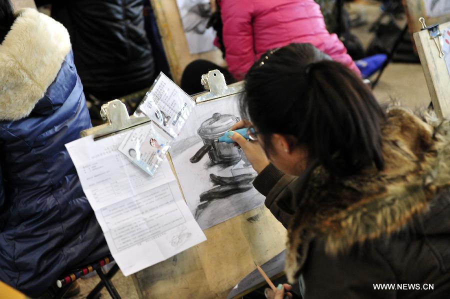 A candidate of Shandong University of Art and Desgin sits for painting examination at Jinan Shungeng International Exhibition Center in Jinan, capital of east China's Shandong Province, Feb. 20, 2013. More than 100,000 students applied for the entrance examination of China's art colleges in Shandong Province this year, up about 10 percent as compared to the number of last year. (Xinhua) 