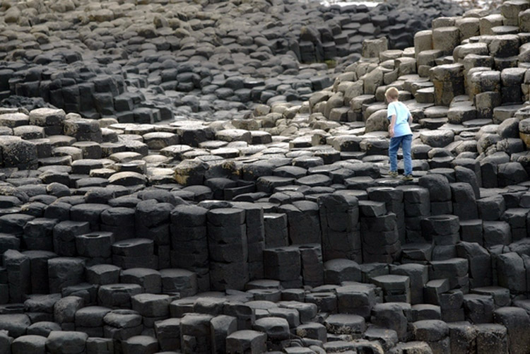 Columnar basalt. Those hexagonal cylinders of stone were formed by volcanic magma after quenching. (Photo/Global Time)