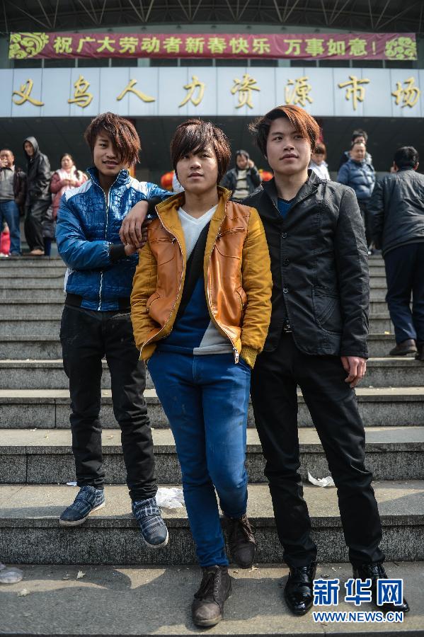 Huang Yusong and other three "post-1990s" pose for photos outside a job fair in Yiwu on Feb. 16, 2013. Huang was born in 1993, and he didn't go back to hometown for the Spring Festival this year because he wanted to get a new job. (Xinhua/ Han Chuanhao)