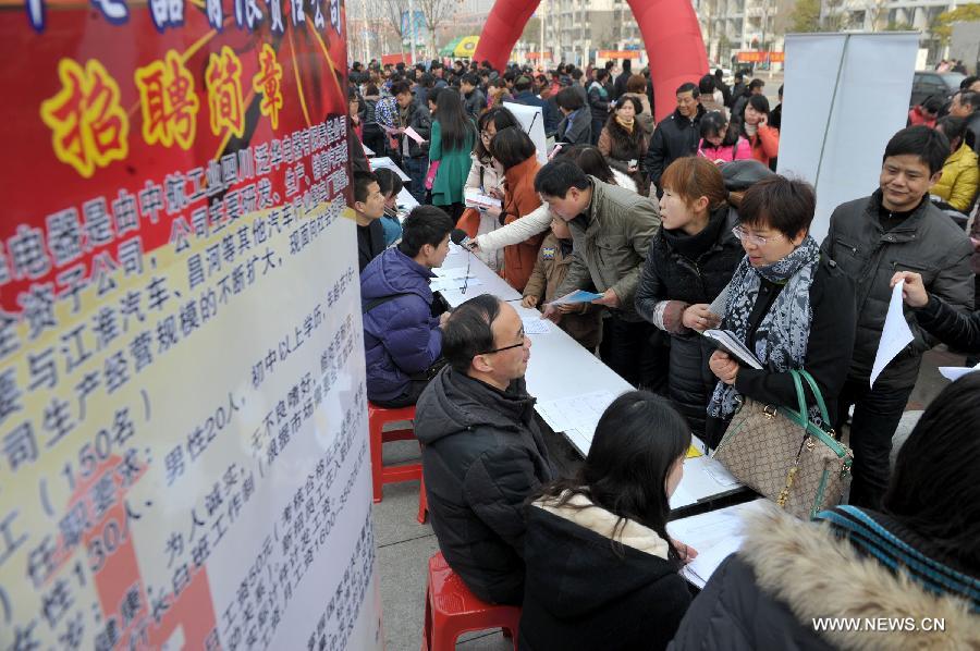 Job applicants and recruiters are seen at a job fair in Hefei, capital of east China's Anhui Province, Feb. 21, 2013. A job fair was held at the Binhu District to help the people who has difficulties finding jobs. A total of 150 companies participated the job fair with over ten thousands of employment positions. (Xinhua/Guo Chen) 