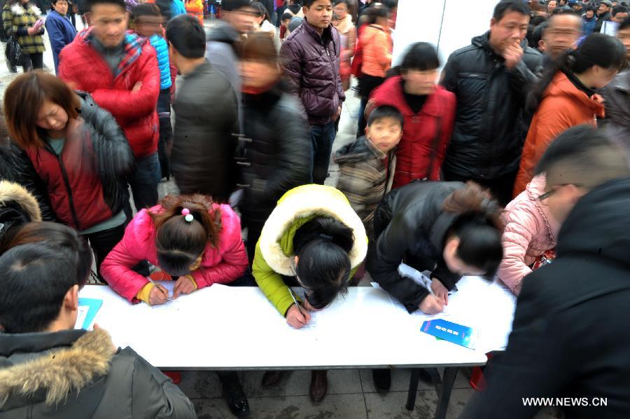 Job applicants are seen at a job fair in Hefei, capital of east China's Anhui Province, Feb. 21, 2013. A job fair was held at the Binhu District to help the people who has difficulties finding jobs. A total of 150 companies participated the job fair with over ten thousands of employment positions. (Xinhua/Guo Chen) 