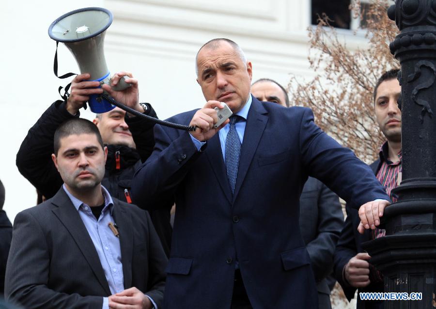 Photo released by Bulgarian Telegraphic Agency (BTA) shows outgoing Bulgarian Prime Minister Boyko Borisov (C) speaking to his supporters outside the parliament in Sofia, Bulgaria, Feb. 21, 2013. Bulgarian parliament on Thursday approved the resignation of the GERB party cabinet, and the Balkan country is heading for parliamentary elections two months before the schedule. (Xinhua) 