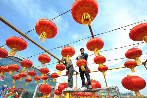 Workers hang lanterns for Lantern Festival which is on Feb 24 in Zhongwei, Ningxia Hui autonomous region, Feb 21, 2013.  (Xinhua)