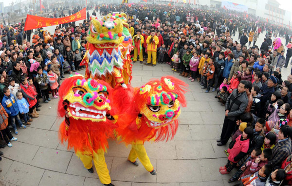 A lion dance is performed during a local gala to welcome Lantern Festival in Wei county in North China’s Hubei province on Feb 21, 2013.  (Xinhua)