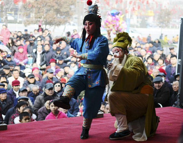 Yu Opera is performed during a folk art event to welcome Lantern Festival which is on Feb 24, in Liaocheng city, East China’s Shandong province on Feb 21, 2013.  (Xinhua)
