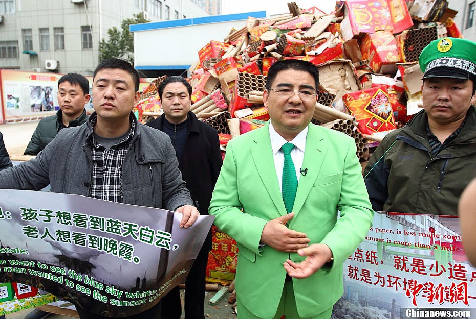 Chen Guangbiao (fourth from left) promotes environmental protection on the street.11 people who called themselves the entrepreneurs of polluting companies gathered in front of a renewable resources company owned by Chen Guangbiao in Nanjing of Jiangsu. They put on a green cap which represents “green travel” and held some propaganda slogans in response to the call on environmental protection launched by Chen. (Chinanews/Yang Bo)