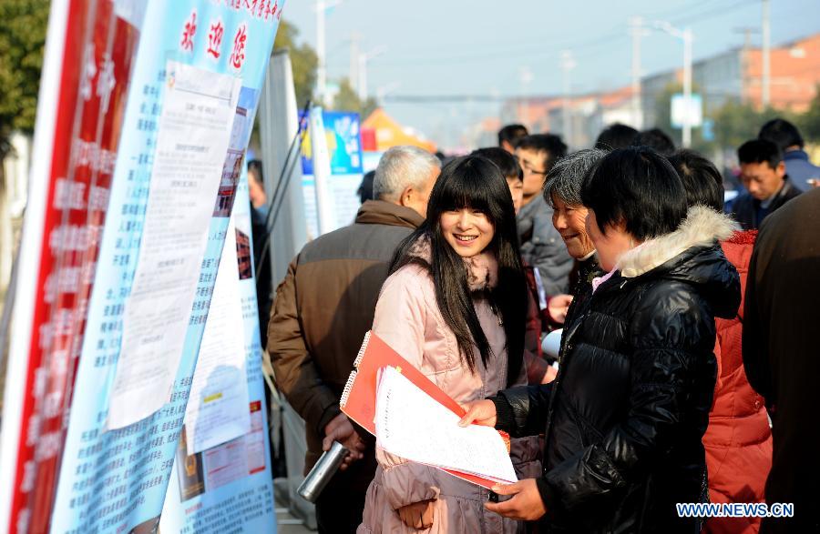 Job applicants take part in a job fair in Changfeng of east China's Anhui Province, Feb. 22, 2013. More than 36 companies participated in the job fair here on Friday with over 3,000 employment positions. (Xinhua/Liu Junxi) 